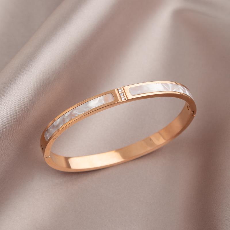 2025 Women's High-End Luxury Bracelet: Titanium Steel, Non-Fading, Mother-of-Pearl, Diamond, Light Niche Design.