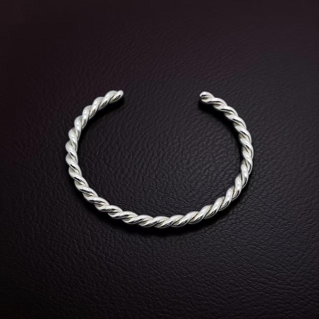 Bracelet Ouvert Torsadé en Acier Inoxydable Motif Vague - Forme en C Polyvalente en Acier Titane pour Femmes