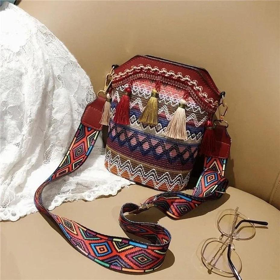 1 Pcs Fashion Bohemian Ethnic Style Women's Straw Woven Shoulder Messenger Bag Retro Casual Tassel Bucket Bag