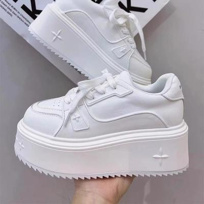 Muffin suola spessa aumento altezza interna scarpe bianche da donna 2025 nuove primavera popolari scarpe da donna popolari casual sportive scarpe da ginnastica