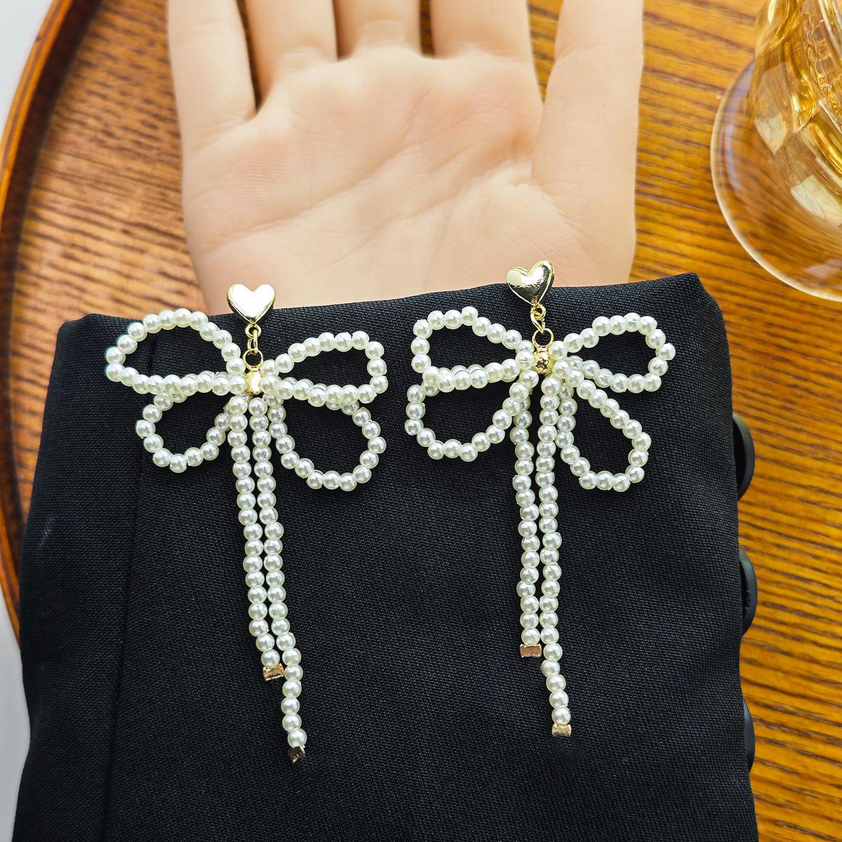 Длинные серьги-гвоздики с бахромой и жемчугом, милые и очаровательные серьги, серьги в виде сказочных бантиков.