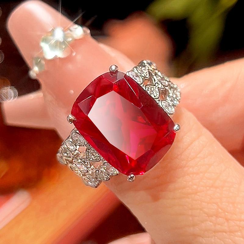 

Ювелирные изделия Медное основание Позолоченное Имитация Красный корунд Синяя шпинель Огранка Премиальное кольцо Женское 12 * 16