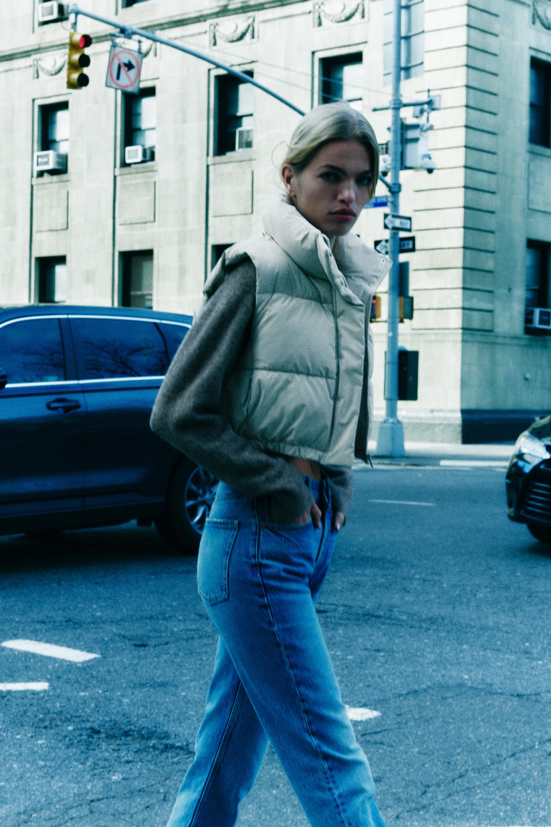 

УКОРОЧЕННЫЙ ЖИЛЕТ ИЗ ПРОРЕЗИНЫ