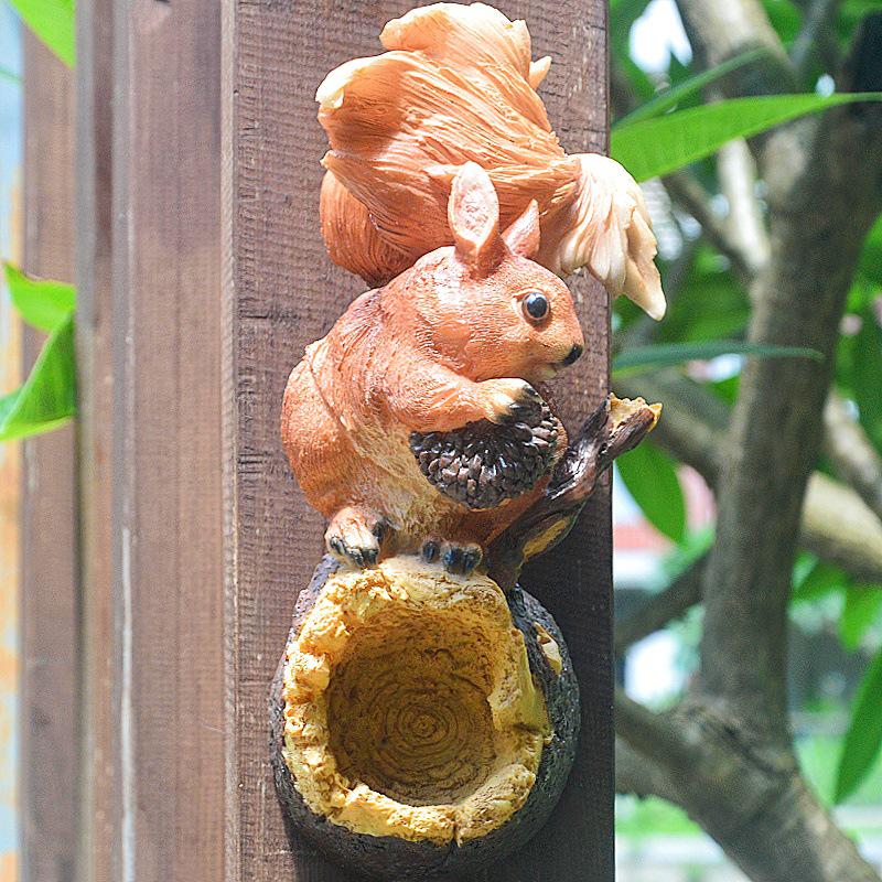 Outdoor Garden Decor: Creative Resin Squirrel Ornaments for Courtyard and Kindergarten.