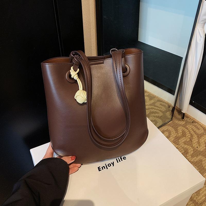 Premium retro large-capacity bag women's new fashion commuter shoulder bag autumn and winter portable bucket bag