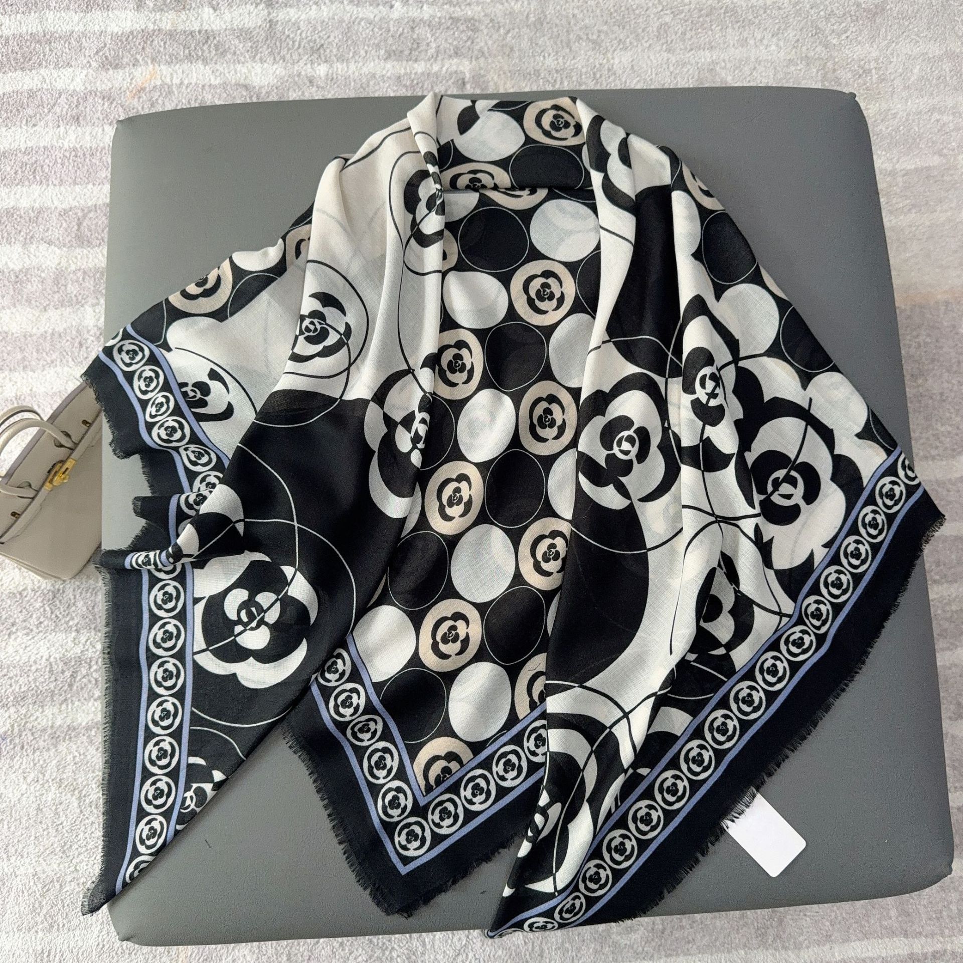 

New autumn and winter camellia high-end scarf fashionable versatile decorative warm square scarf air-conditioned room shawl 130*130cm