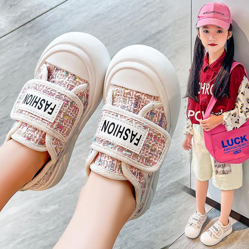 The factory recommends girls' foreign-style canvas shoes, new fashionable flat bottoms, middle-aged and older children's leisure Velcro classmates