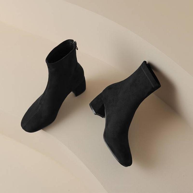 

Осенне-зимние замшевые женские ботинки большого размера на квадратном каблуке с круглым носком, средней высоты, на резиновой подошве, новые модные однотонные ботинки 39 чёрный