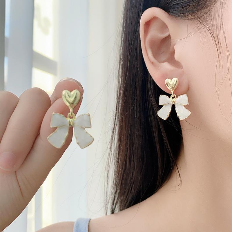 S925 Silver Needle Sweet Bowknot Heart Earrings Niche Design Sense Stud Earrings High-end Sense Elegant Light Luxury Earrings