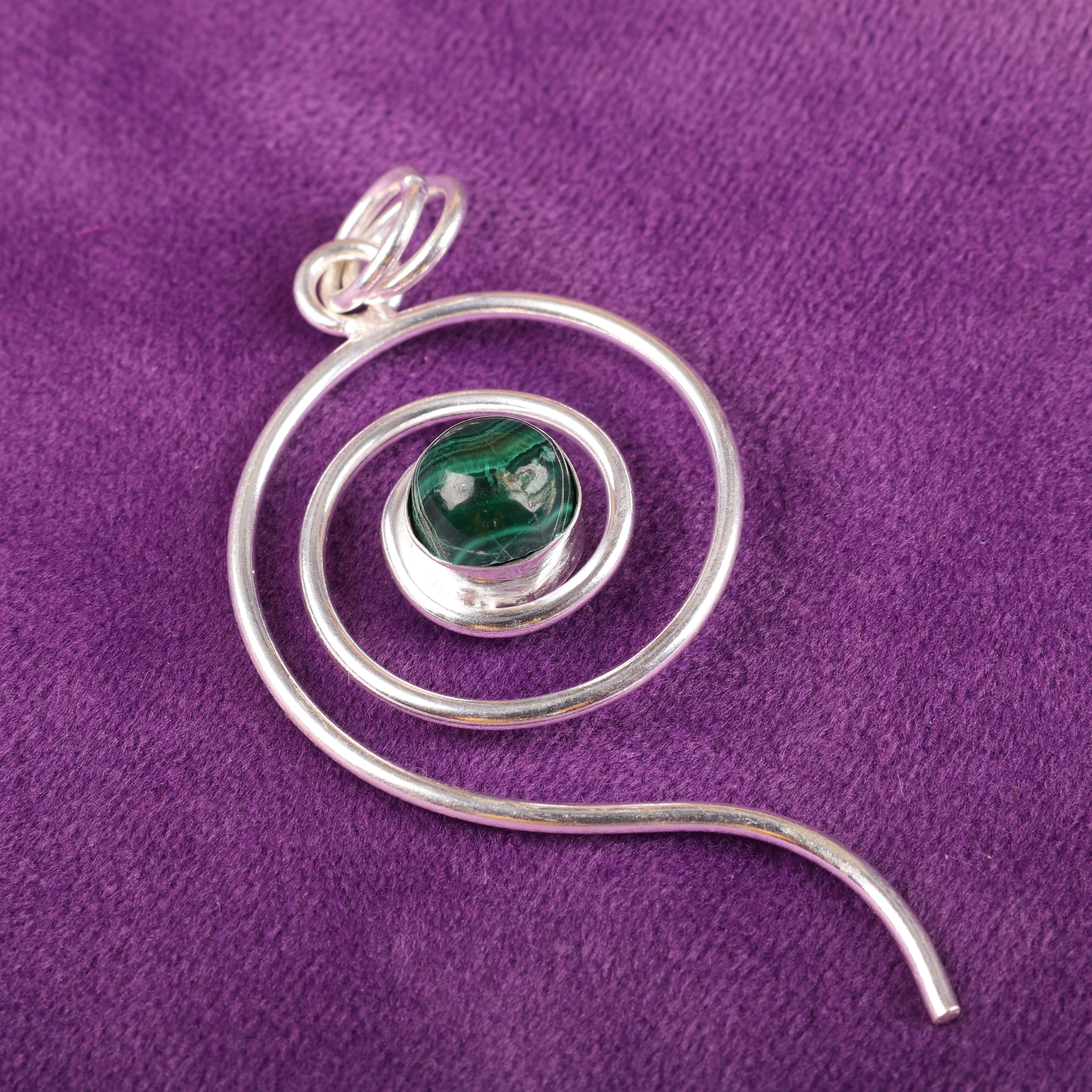 

Подвеска из малахита, серебряная подвеска 925 пробы. Подарок для женщин, подвеска ручной работы, ювелирные изделия из драгоценных камней 2.57 Inches зелёный