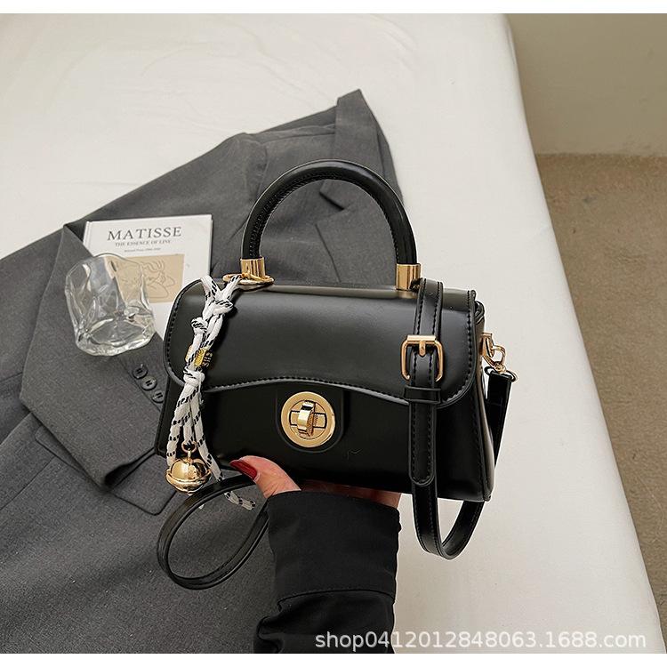 

Retro lock foreign feeling hand bag women s simple casual messenger bag 2025 spring new niche shoulder women s bag чёрный