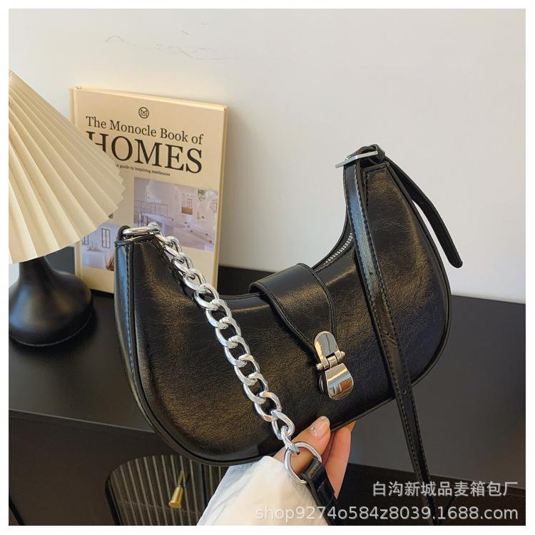 

Korean niche designer crescent bag 2025 new fashion chain shoulder armpit bag simple commuter messenger bag чорний