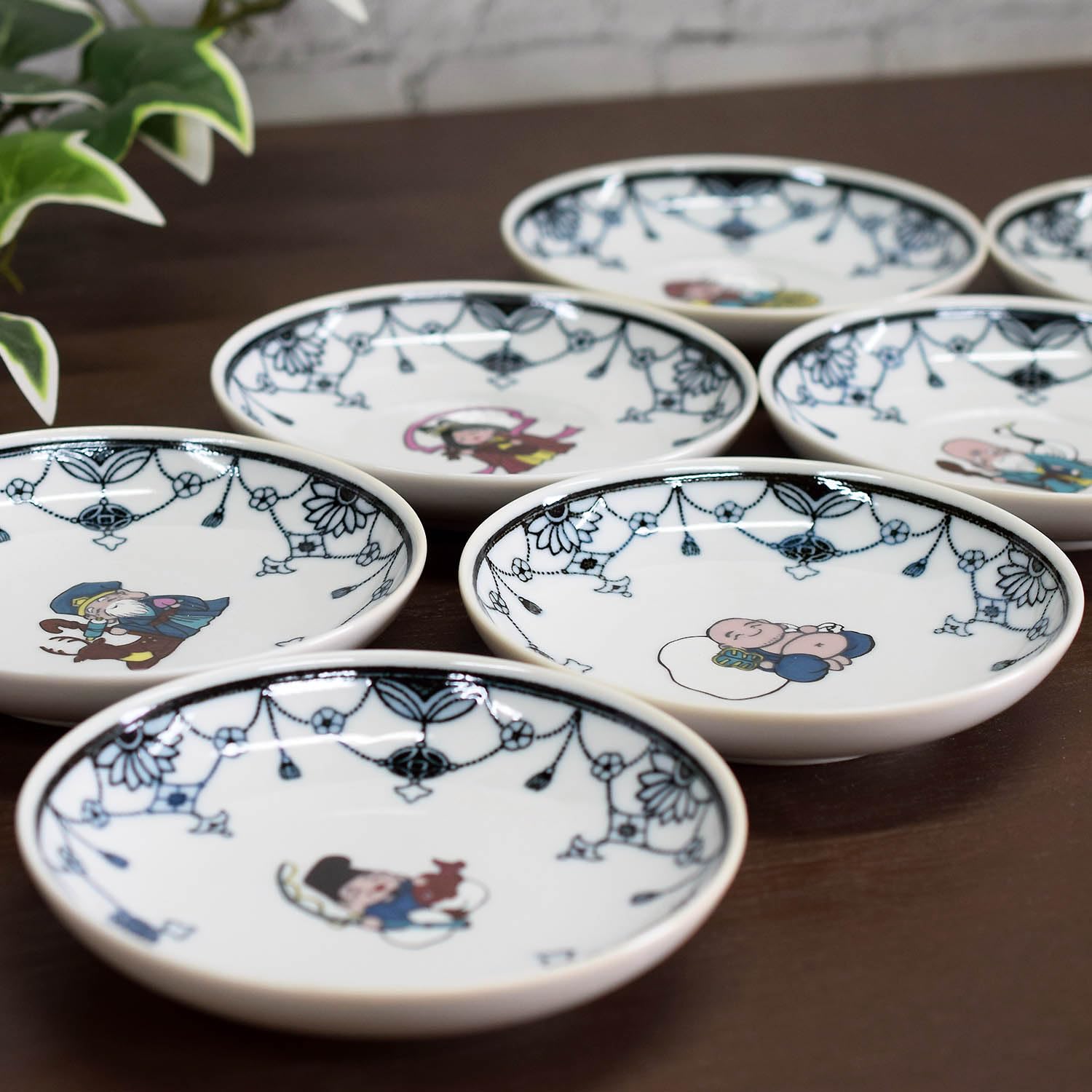 

Waza no Kura Plate Stylish Kutani Ware Small Plates with Seven Lucky Gods Japanese Made in A Perfect Wedding Set (7-Piece Set) Designs. High-Quality белый