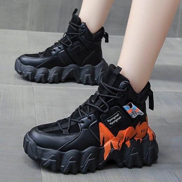 

Высокие туфли. Старая обувь. Осень-зима 2021. Новые кроссовки на толстой подошве. Ботильоны. Дети.