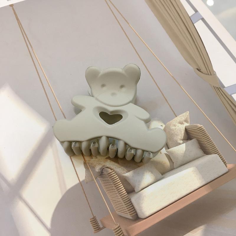 Beautifully Plastic Crafted Hair Claw Clips With Elegant Shapes And Vibrant Colors For Every Hairstyle Needs