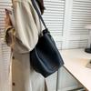 Popular Retro Small Bag 2025 New Women's Bag High-end Messenger Bag Niche Design Super Fire Bucket Bag
