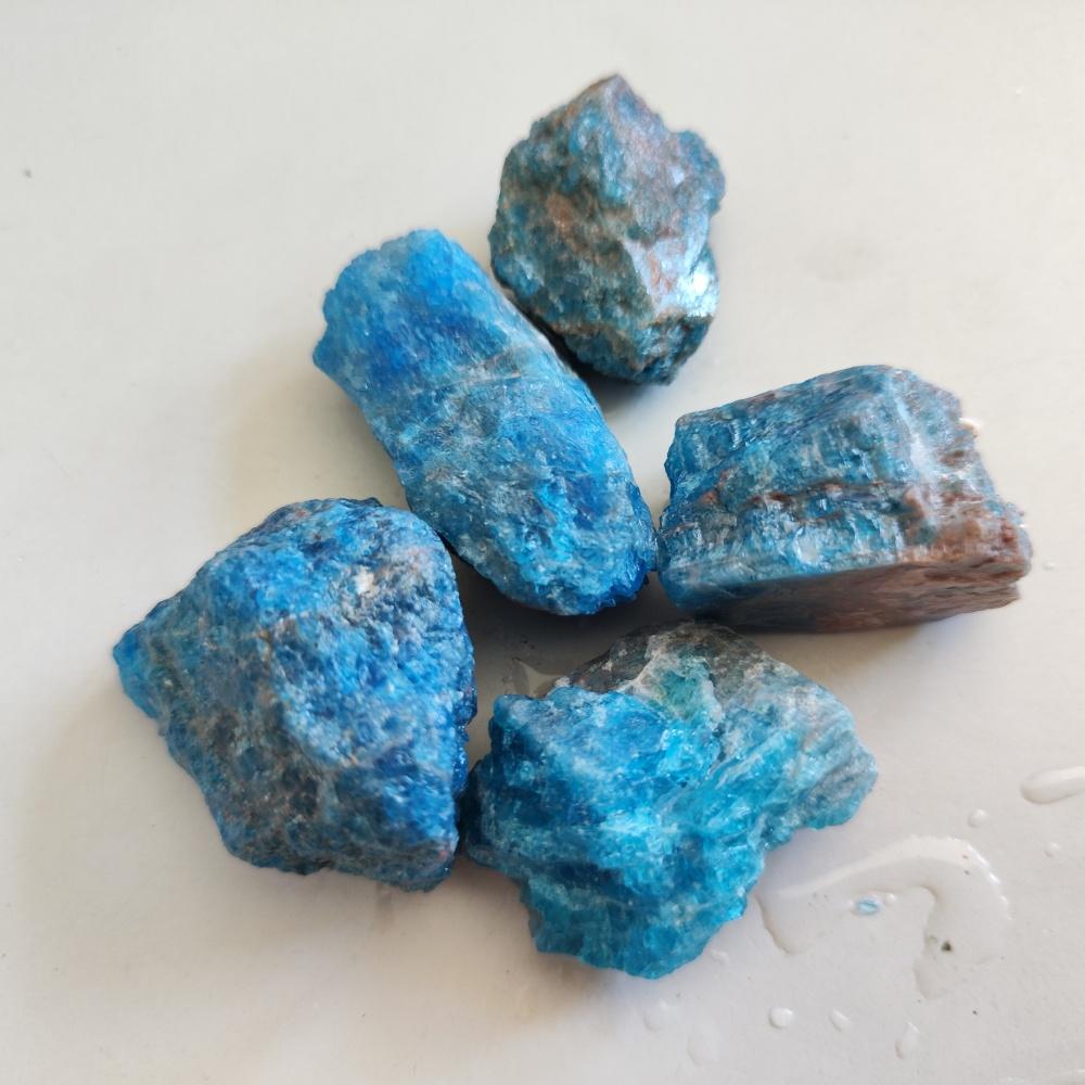 

Натуральный камень Синий апатит Необработанные минералы Кристаллы Камни Кристаллы Камень Исцеление Рейки Домашний декор Духовные продукты Медитация 90-100g 2-4cm синий