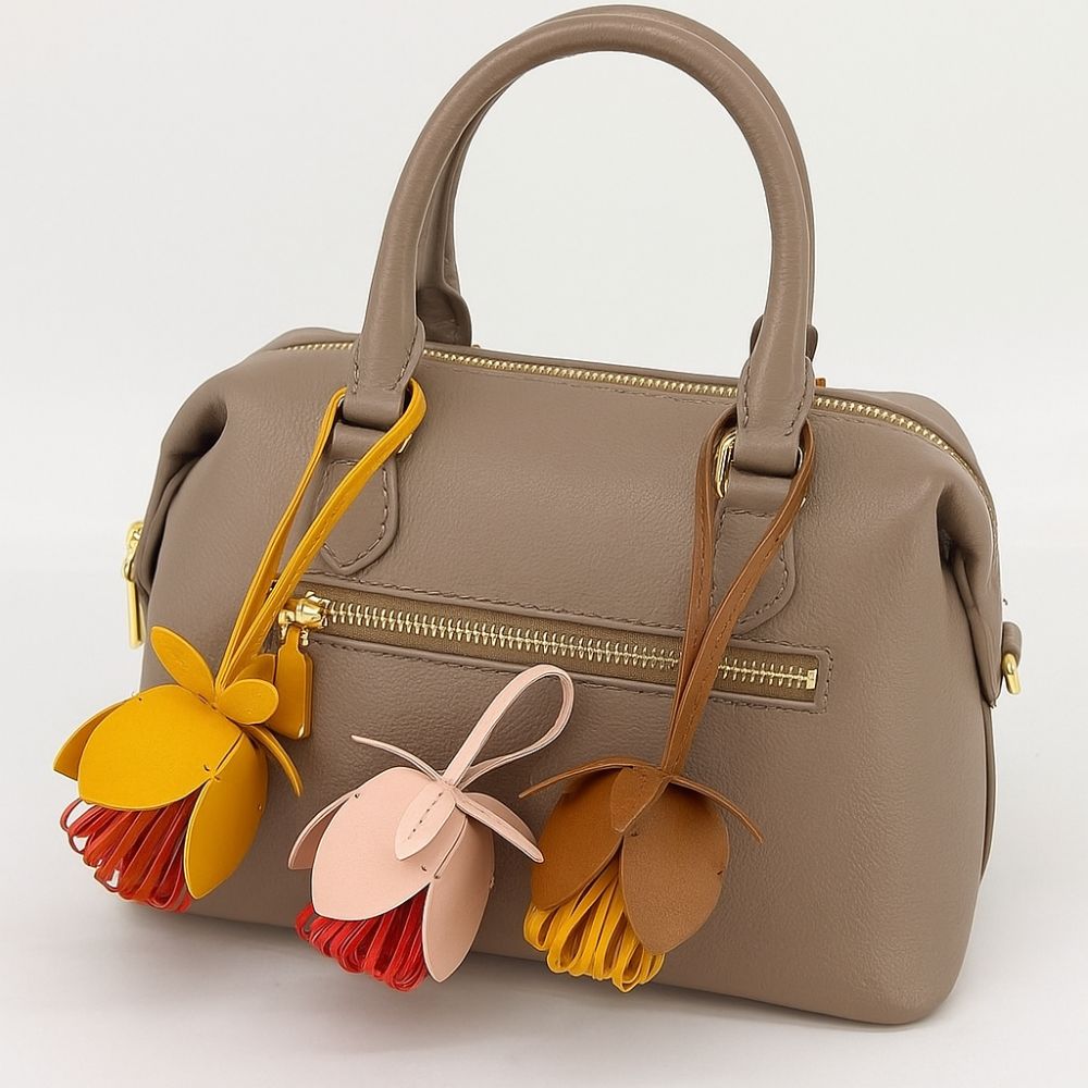 Hanger Flower Pu Leather Pendant Handmade Bag Pendant Trendy Leather Keychain  Bag Ornament