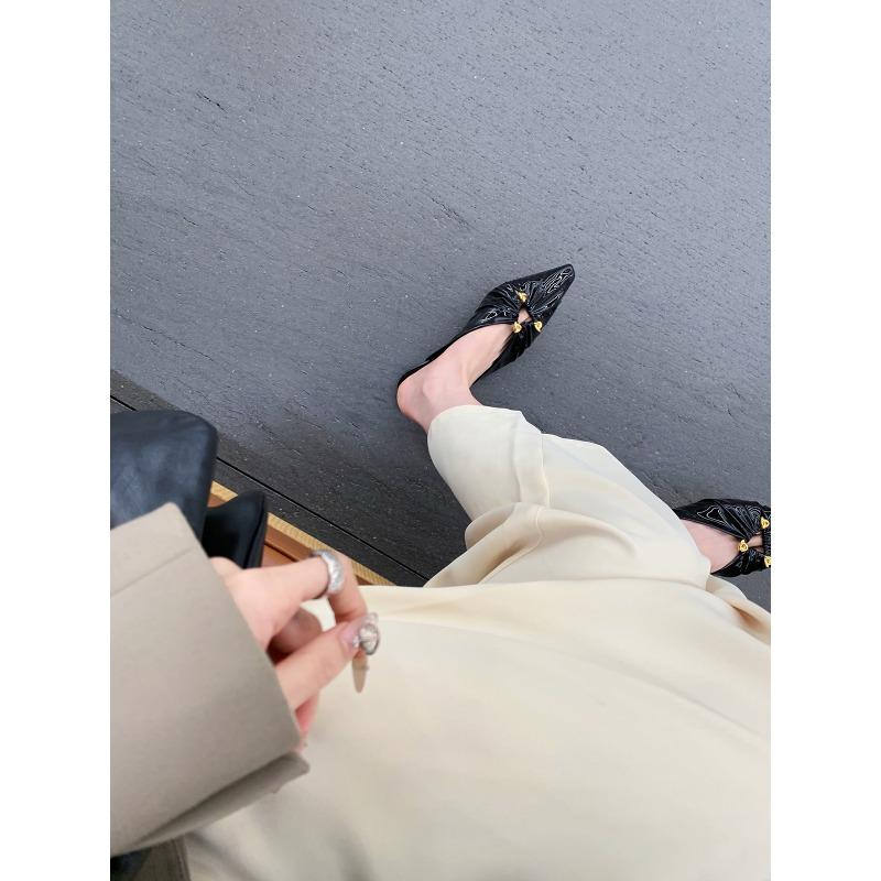 

Версия из овчины треугольная пряжка крутые тапочки женские полые заостренный носок плиссированные баотоу полутапочки 40