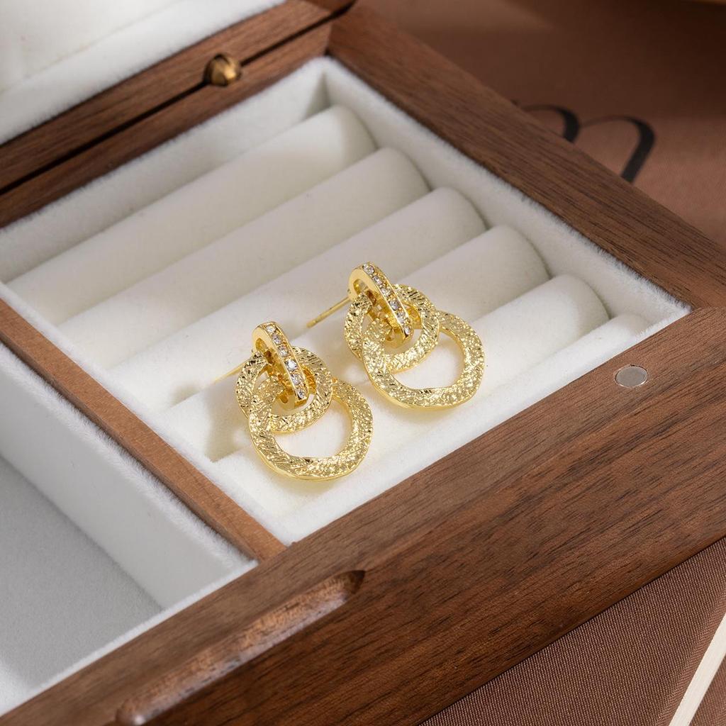 Silver Needle Elegant Chinese Style Gold Stud Earrings - High-End Luxury, Versatile Design for Women.