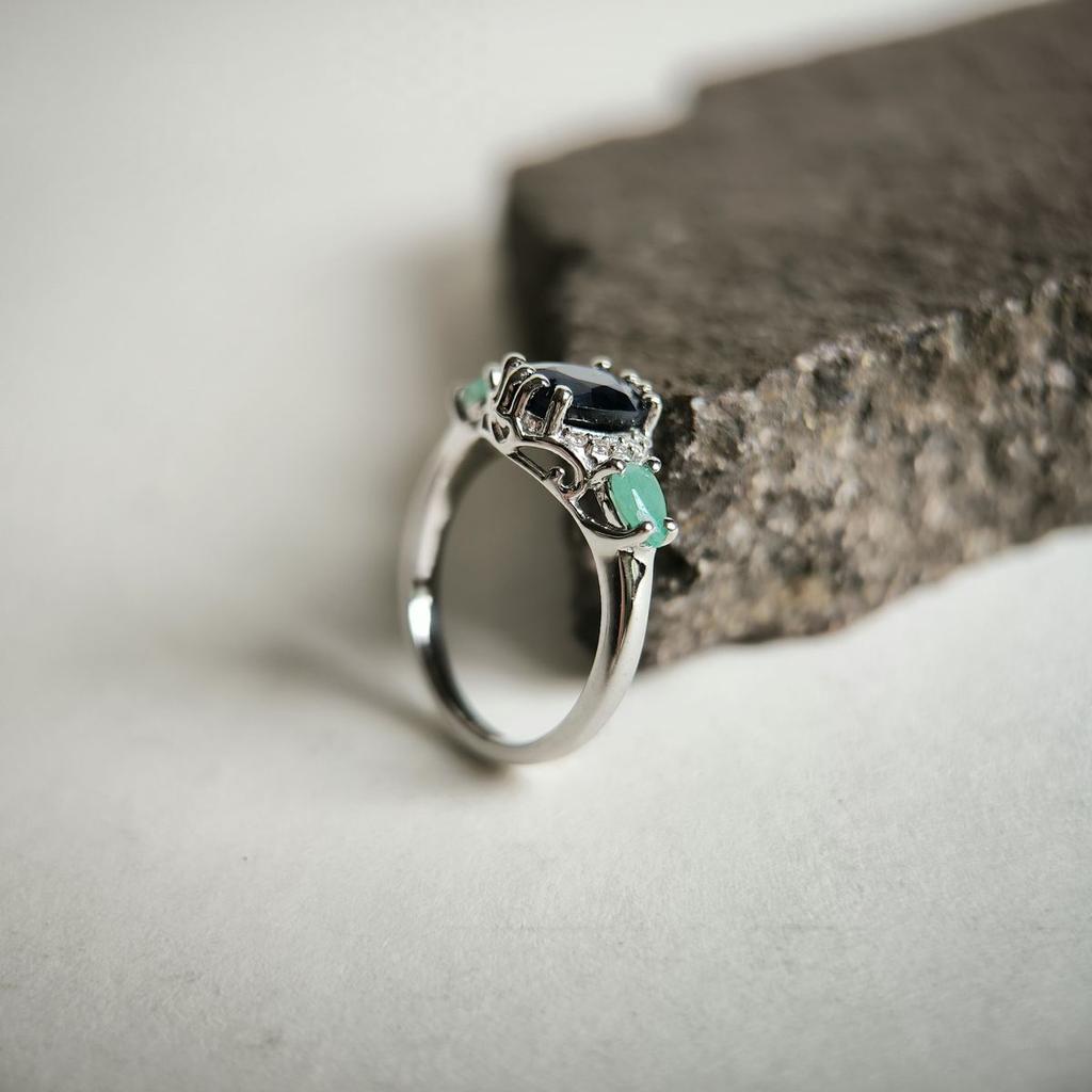 Серебряное кольцо с натуральным сапфиром 2.135ct, изумрудом, фианитами, вес изделия 3,01 гр (2180838)