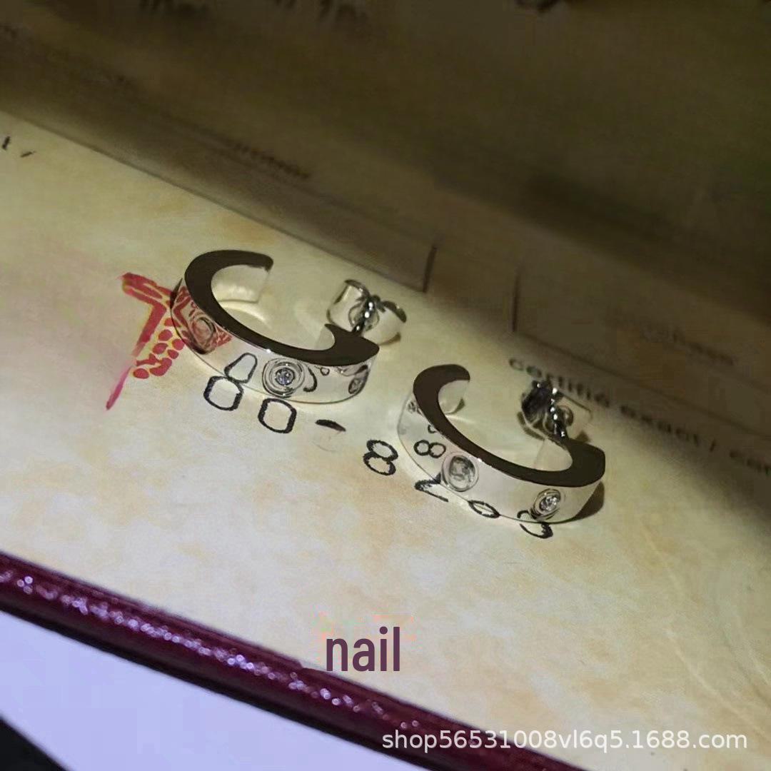 

Позолоченные серьги в форме буквы C с бриллиантовыми акцентами и винтовым дизайном