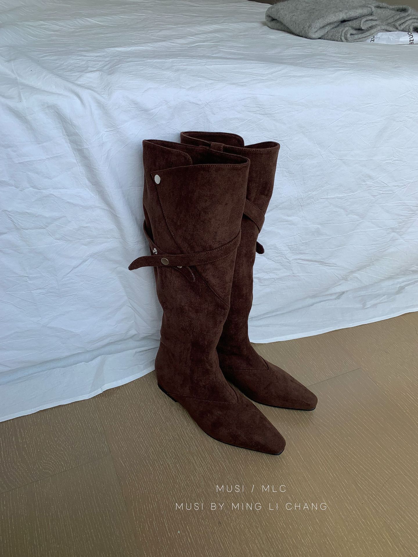 

2025 autumn and winter new pointed thick heel short heel temperament thin French fashion sexy beauty female Internet celebrity boots 39