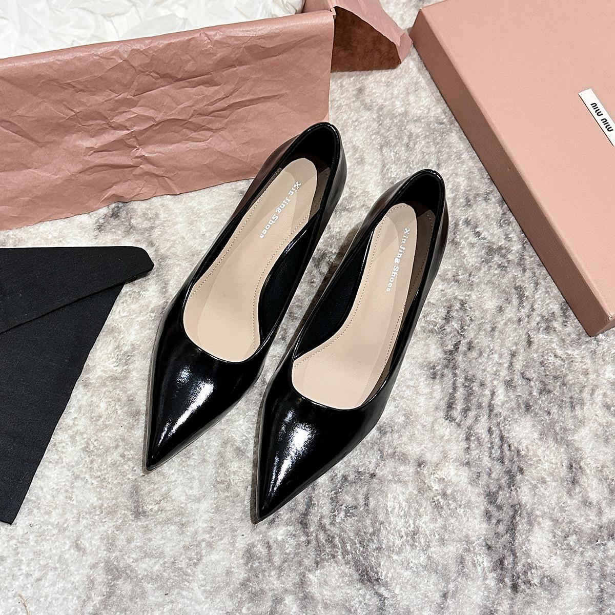 

879-3 temperament commuter pointed single shoes spring new light mouth high heel black single shoes versatile stiletto women s shoes 35 чёрный