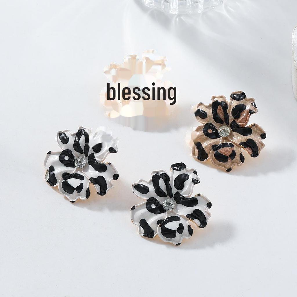 2024 Elegant Snowflake Leopard Print Ladies' Fashion Earrings