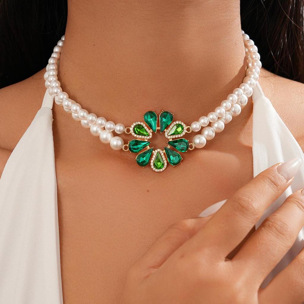 Geometric Round Flower Pearl Clavicle Necklace: Retro European & American Design