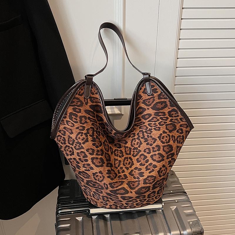 2025 New Retro Bag Brown Large Capacity Shoulder Bag Daily Commuter Women's Bag 2 In 1 Tote Leopard Print Faux Suede Basket Bag