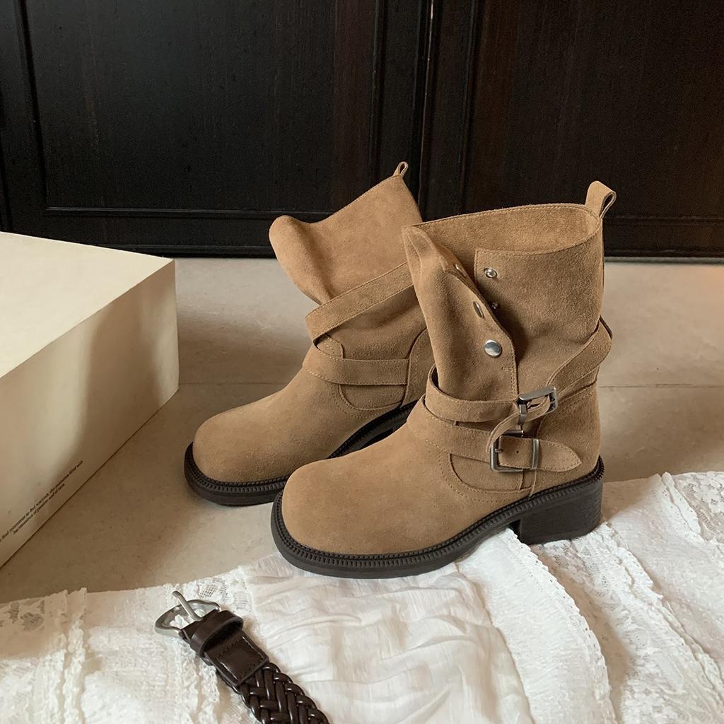 Grape Mother, the Same Style Has a Height Increase of 5.5cm. In Autumn, the Maillard Is Folded and Two Wear Buckles, and the Cow Velvet Medium Boot