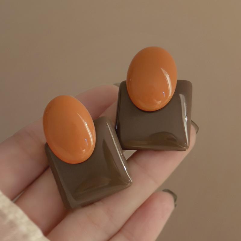Silver Needle Hong Kong Style Retro Oval Contrasting Color Stud Earrings Women's Niche Creative Earrings Temperament Earrings Light Luxury