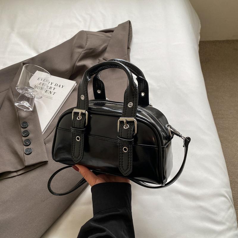 Fashion hand carry small square bag women's simple shoulder bag 2025 summer versatile texture commuter pillow bag messenger bag