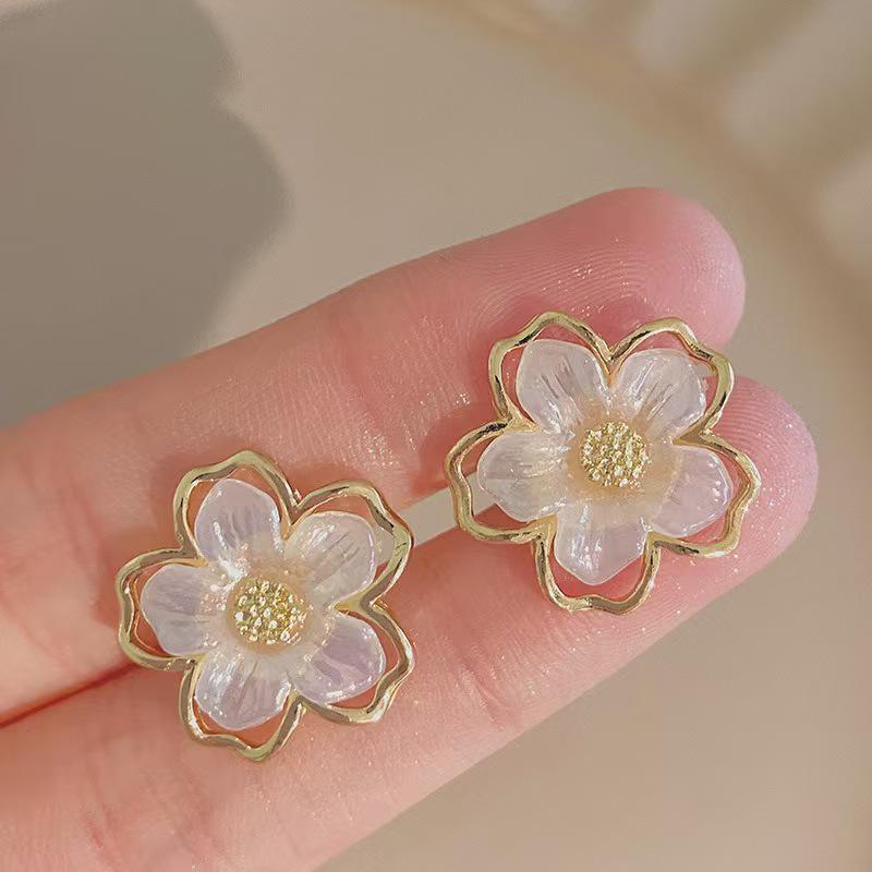 European & American Retro French Luxury Stud Earrings, Fashionable Women's Commuter Earrings, 2025 New Collection.
