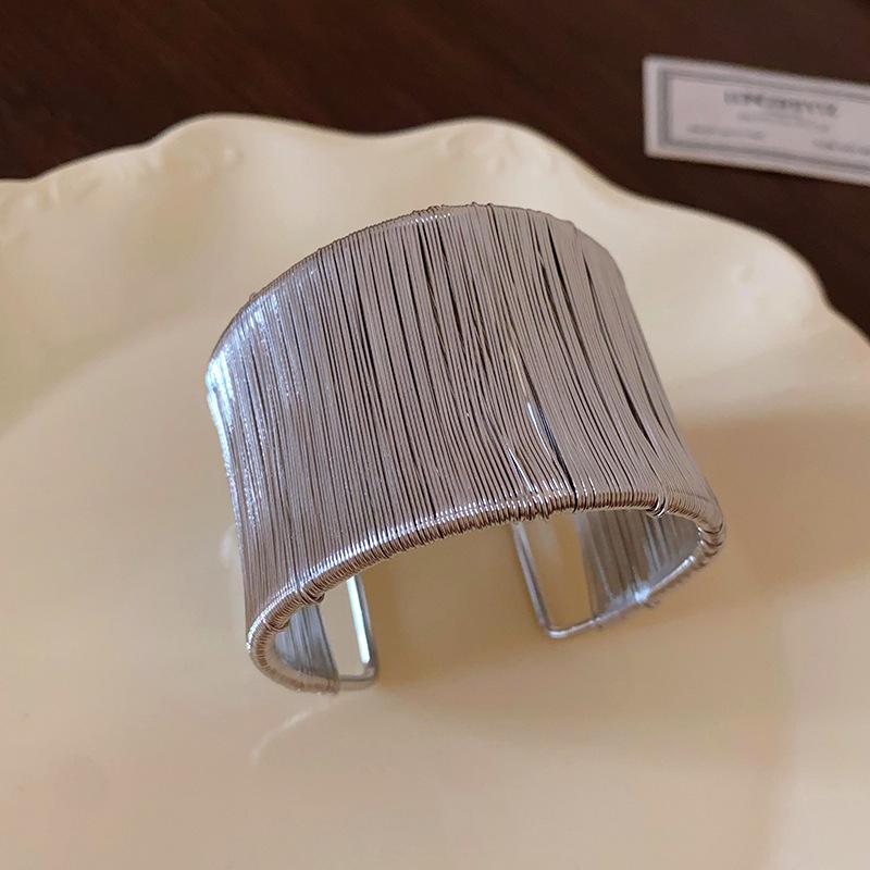 European & American Pleated Metal Bangle: Elegant Cold-Style Bracelet with High-End Luxury Design