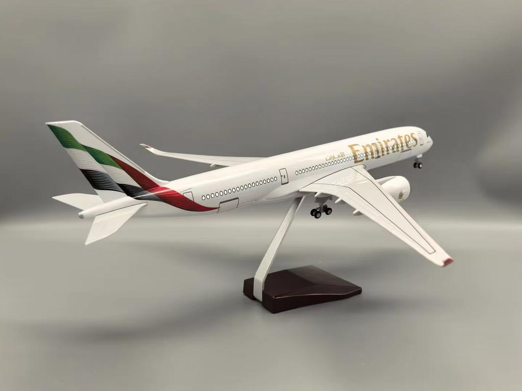 1/142 Scale 43CM Model Airplane Airbus A350 Aircraft UAE/Emirates Airlines Model Light Wheel Diecast Resin Plane Collection Disp