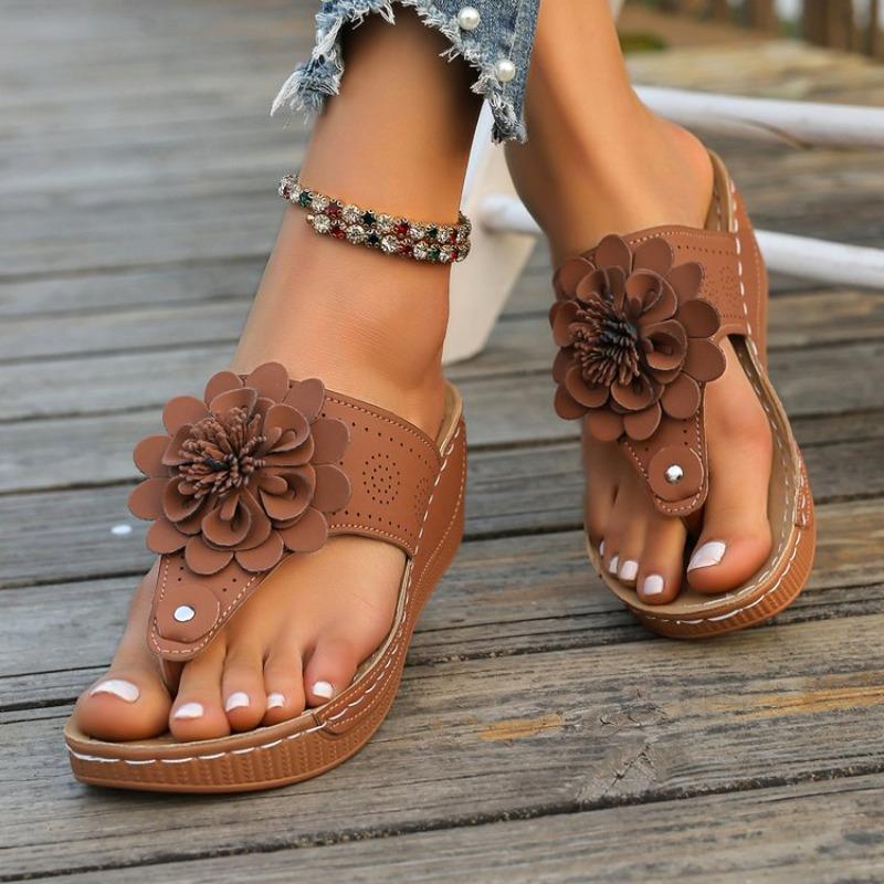 2026 Damen Blumen-Dekor Tanga-Sandalen, Bequeme offene Zehen-Schlupfschuhe, Modische Damen-Flip-Flops