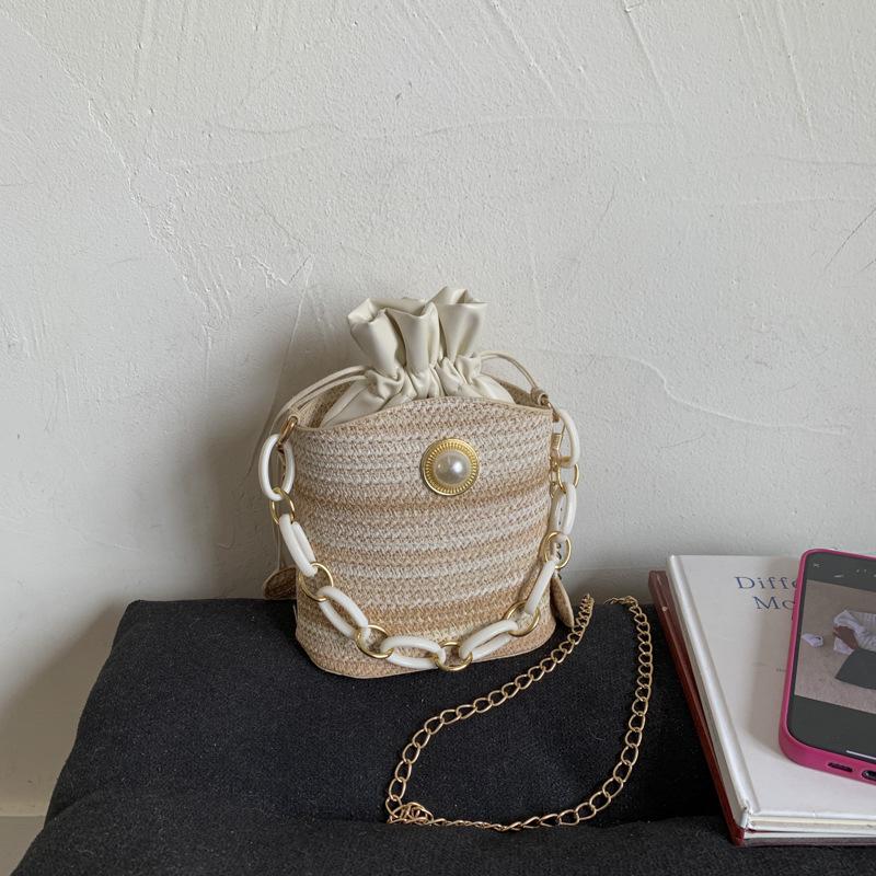 

Popular hand-held women s bags autumn trend fashion new bags women s fashion chain rhinestone shoulder messenger bag бежевий