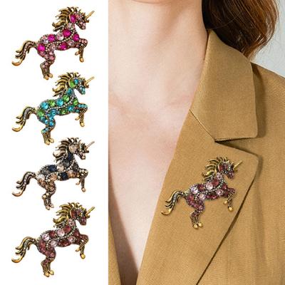 Retro Style Brooch Sparkling Rhinestones Inlaid Horse Design Brooch Pin Suit Collar Lapel Badge Stylish Accessory