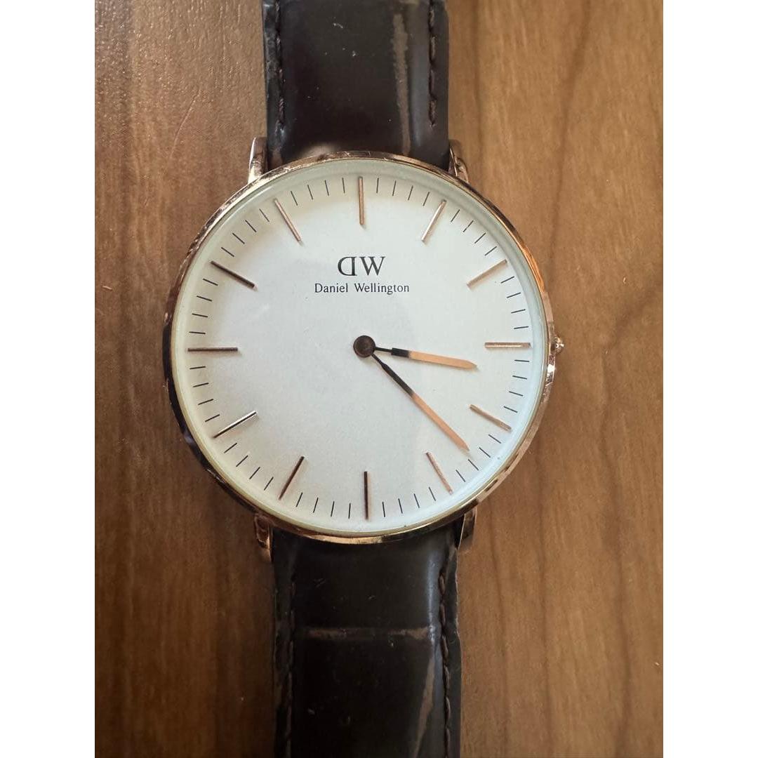 Used Daniel Wellington Analog watch battery runs out