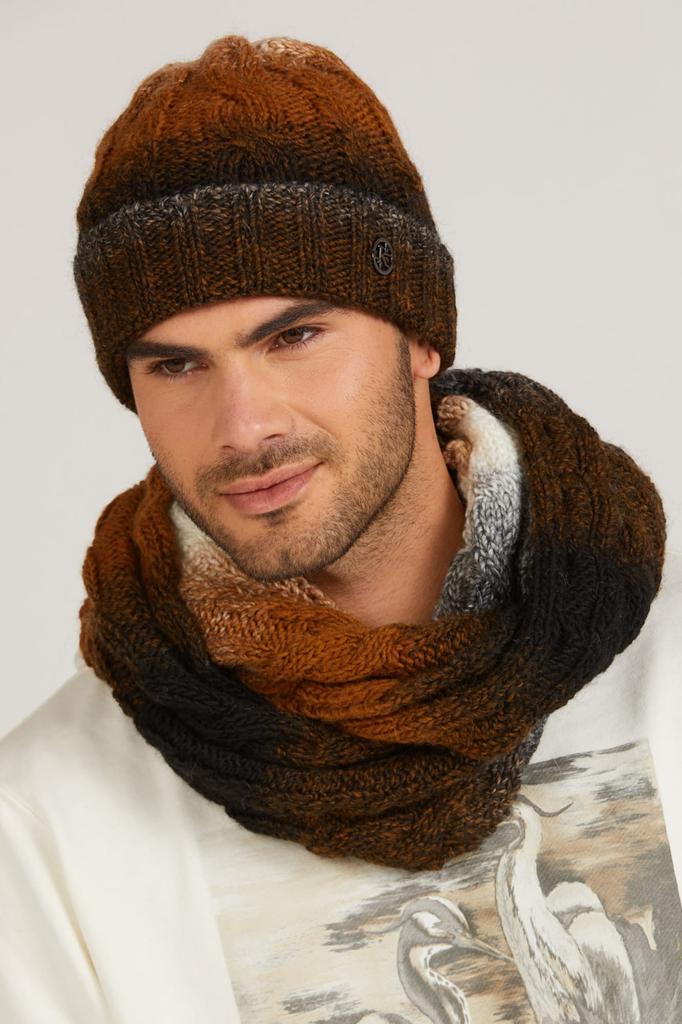 Rosario Men' Winter Hat in Shaded Red Color