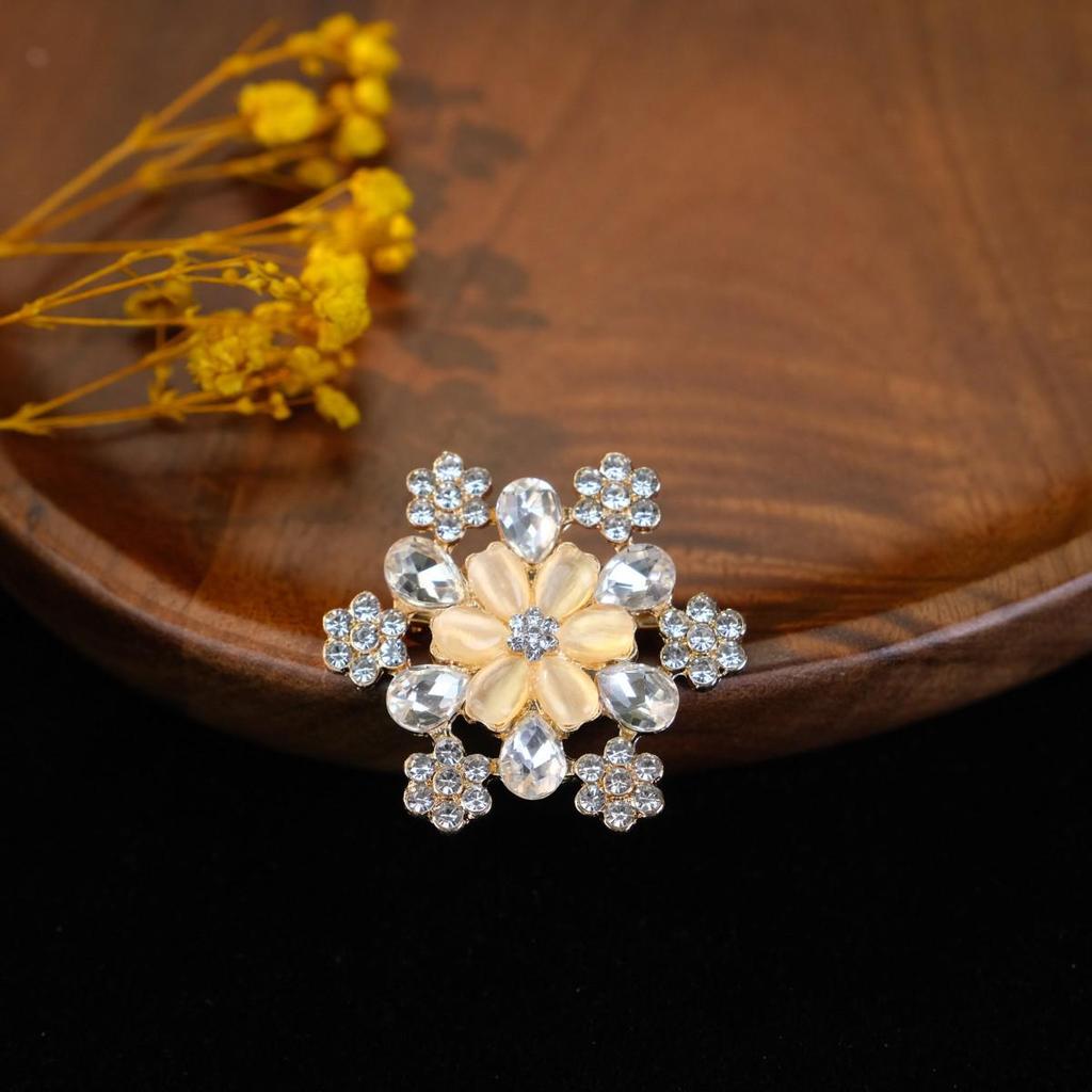 Broșă Elegantă Fluture Ochi de Pisică cu Strass-uri - Design Anti-Alunecare și Versatil