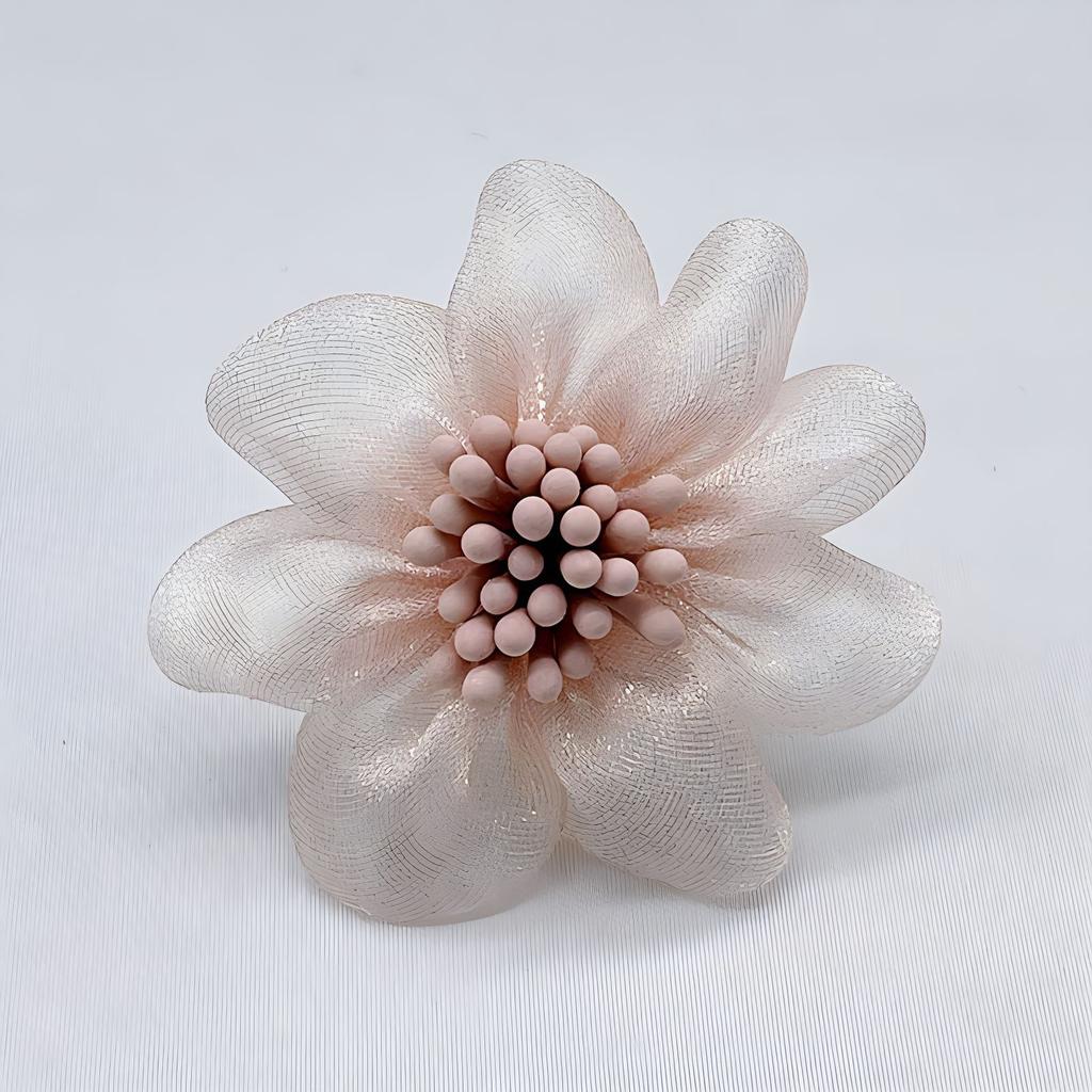 Temperament Seidengarn Blumenbrosche High-End Weibliche Persönlichkeit Nische Designgefühl Stoffkunst Anti-Licht-Nadel mit Schmuck