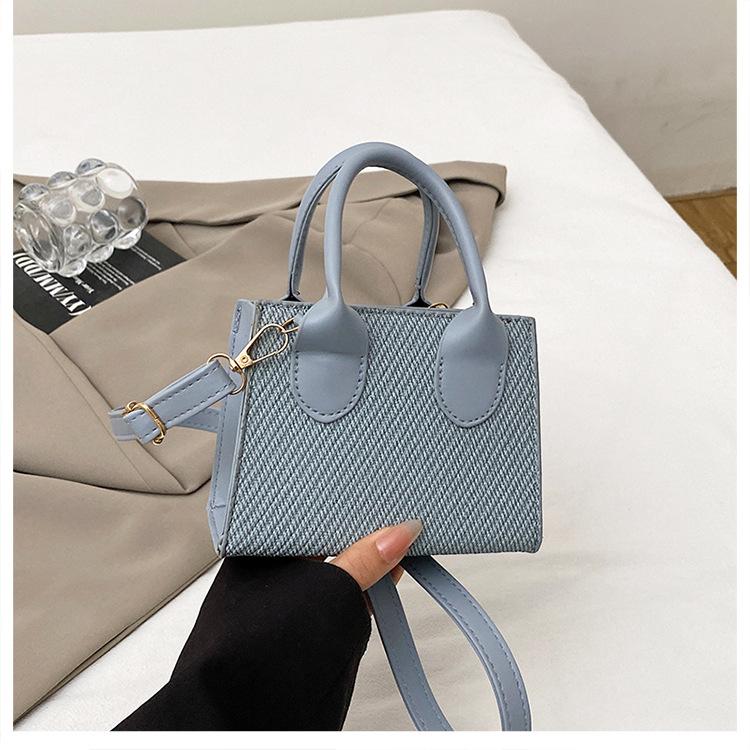 Nuova borsa a tracolla da donna per la primavera e l'estate 2025, piccola borsa quadrata messenger, moda quest'anno popolare, borsa a mano semplice