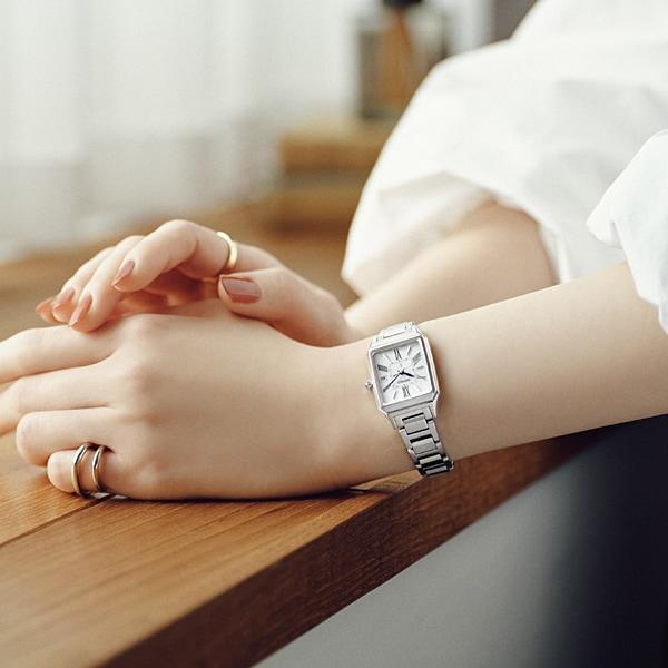 Seiko Dámské SSVW209 (Dámský kovový pásek LUKIA Grow solární rádiem řízený) Stříbrné čtvercové hodinky