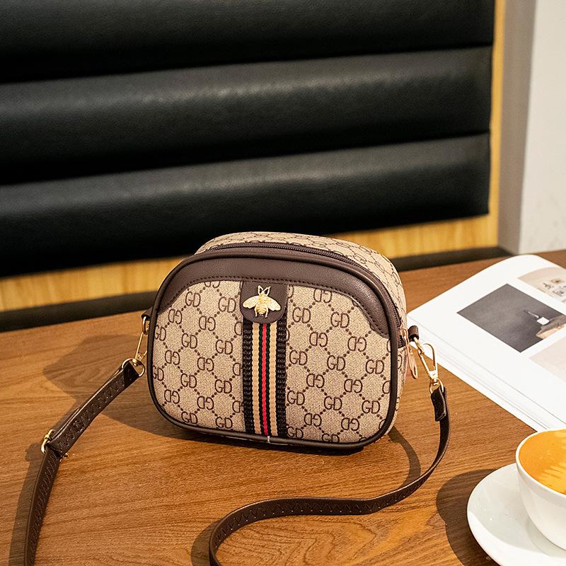 

Stylish retro printed one-shoulder crossbody small bag, a fresh and elegant versatile women s bag