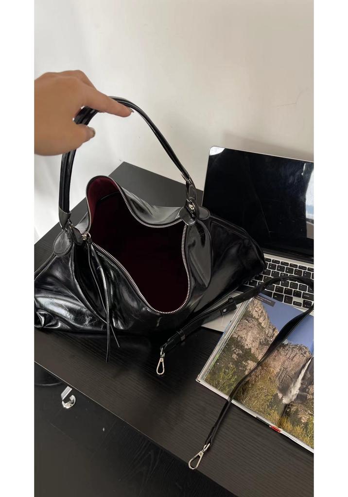 2024 Trendy Women's Large Capacity Crossbody Bag: Fashionable Oiled Leather, Elegant Texture, Versatile Underarm Design
