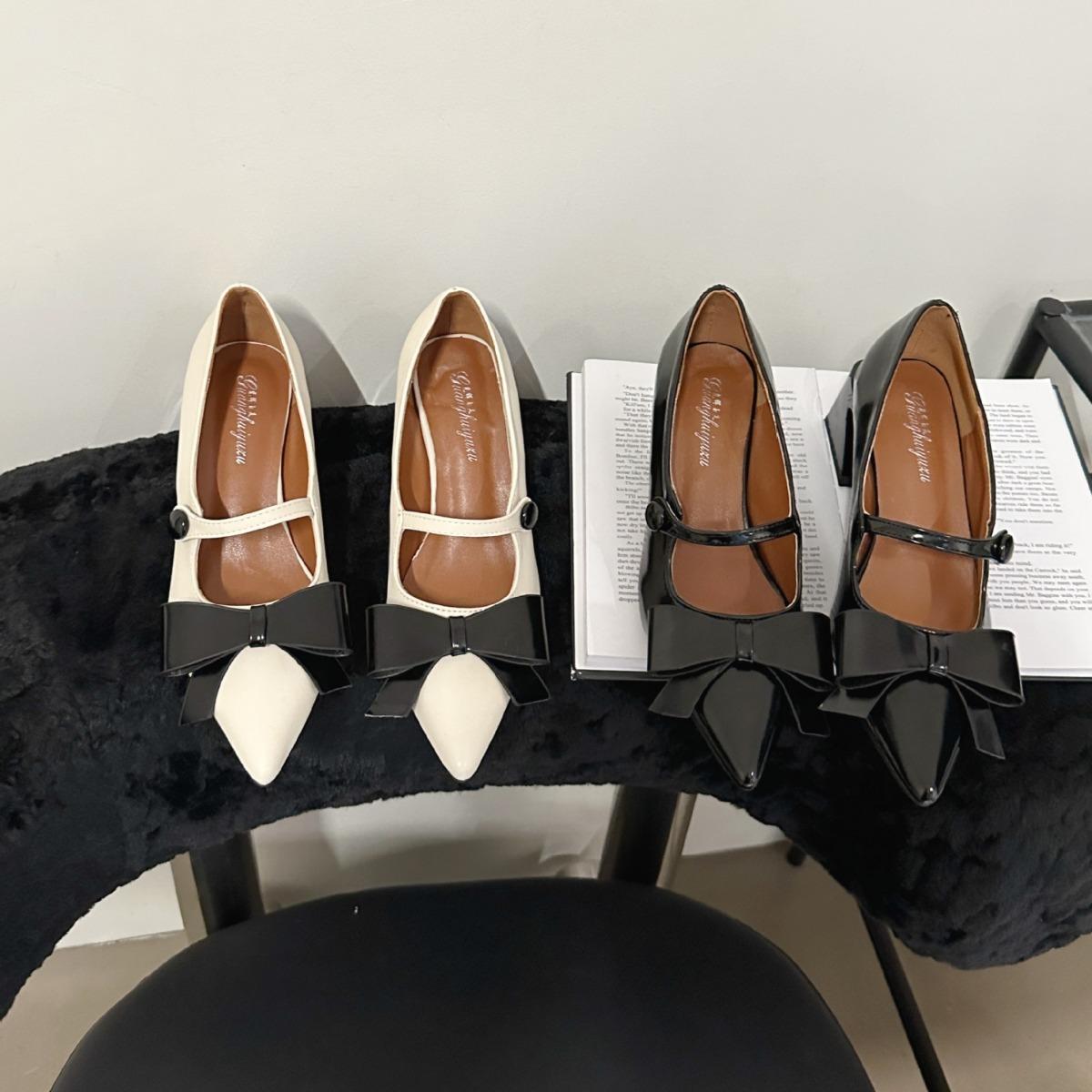 

2025 new mid-heeled French evening breeze gentle thick heel pointed head small fragrant wind shallow mouth Mary Jane bow single shoes women 39 абрикосовий