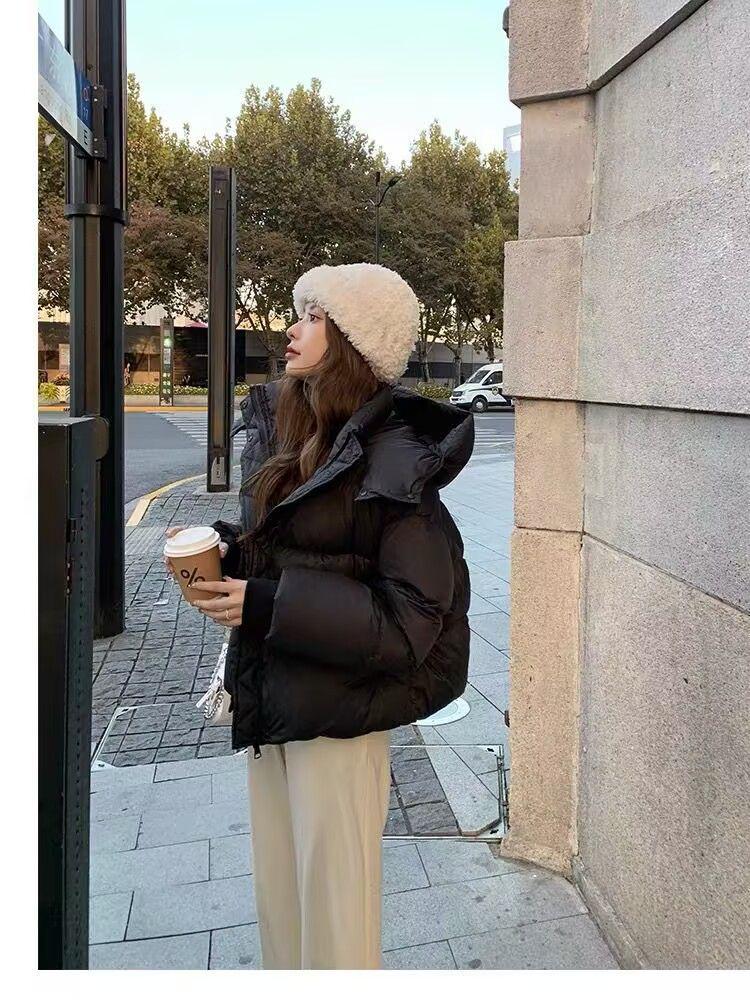 Dámská krátká péřová bunda z bílého kachního peří - Jarní korejský styl, volný střih, nadměrná velikost, trendy žinylkový svrchní oděv.